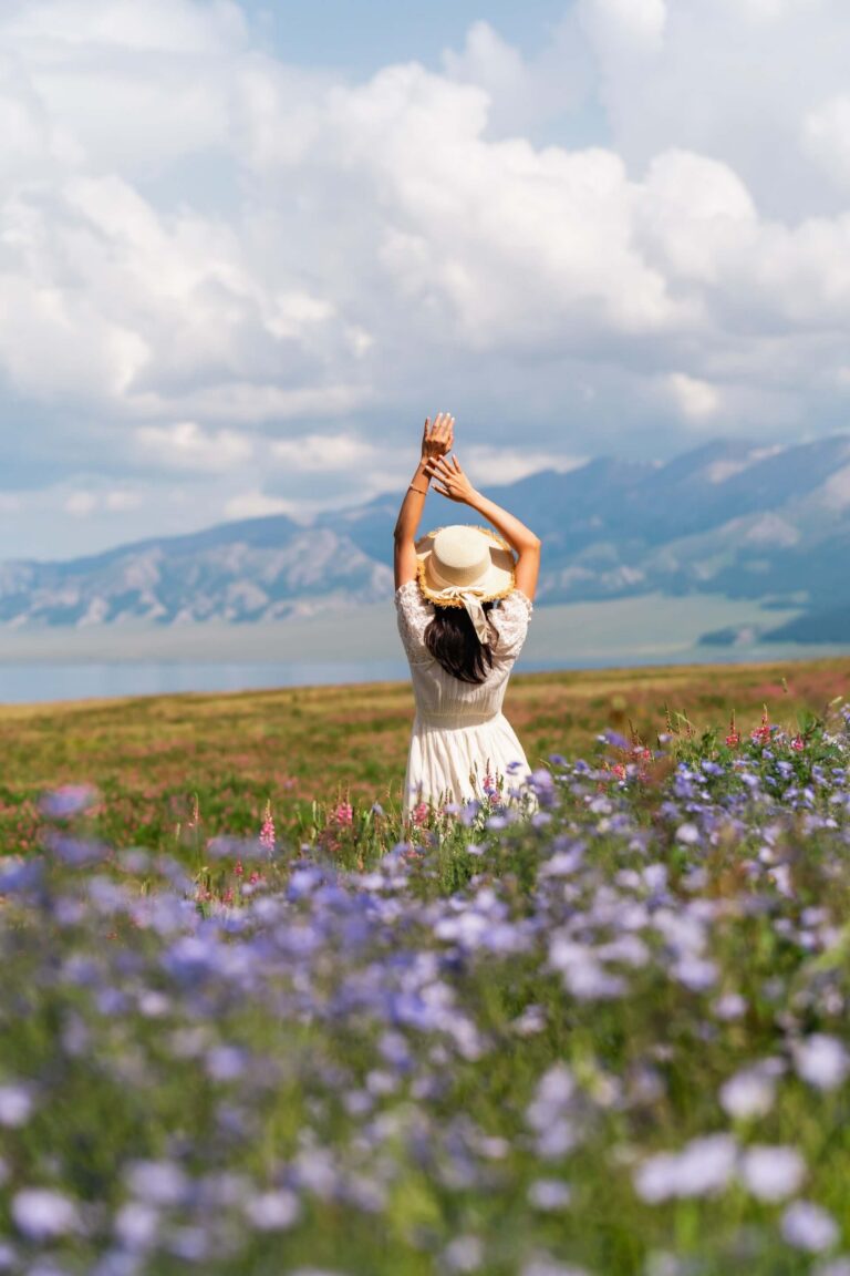 Eine junge Frau genießt das Leben auf einer Blumenwiese