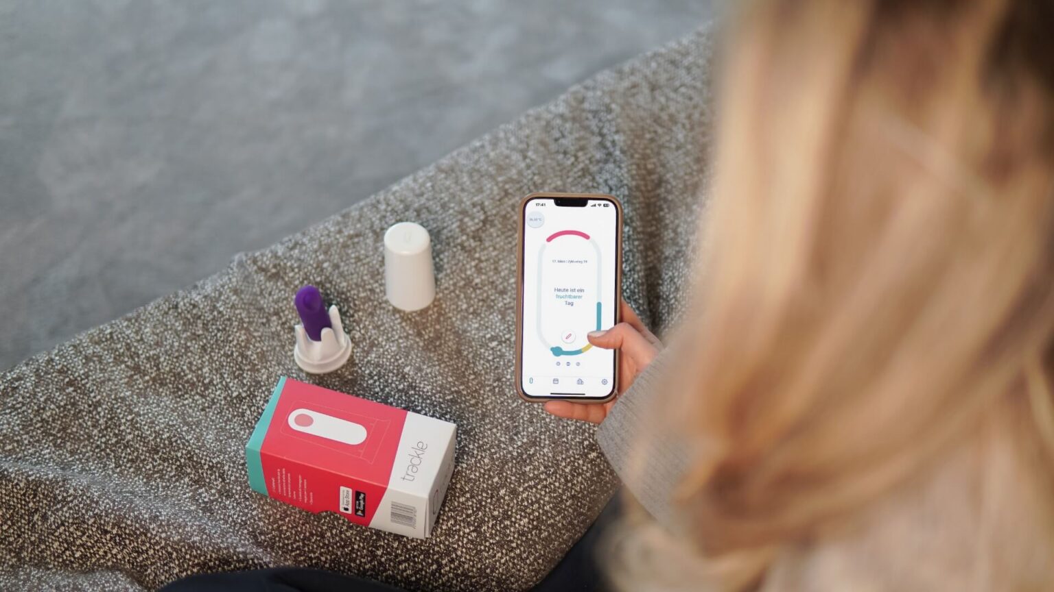 Eine junge Frau die Ihre fruchtbaren Tage auf trackle überprüft